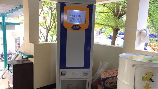Mesin ATM beras Di Masjid Bintaro Jaya. (Foto: Yuana Fatwalloh/kumparan)