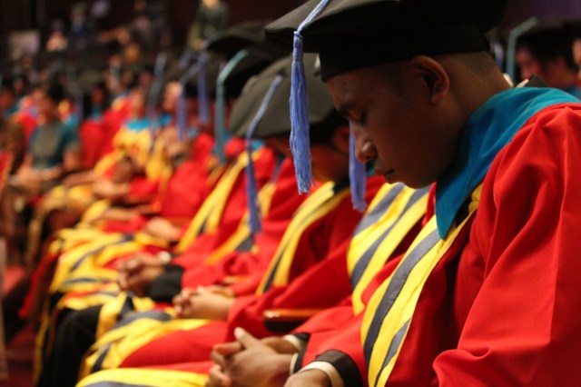 UPH Melantik 306 lulusan Teachers College dan International Teachers College