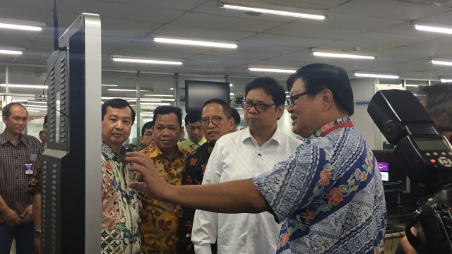 Kunjungan Airlangga Hartarto ke Pabrik Polytron. Foto: Ema Fitriyani/kumparan