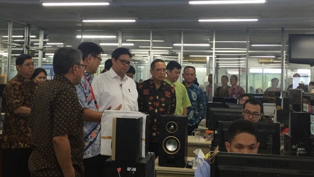 Kunjungan Airlangga Hartarto ke Pabrik Polytron. (Foto: Ema Fitriyani/kumparan)