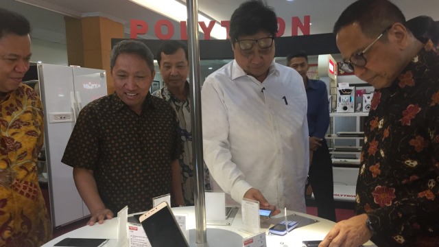 Kunjungan Airlangga Hartarto ke Pabrik Polytron. (Foto: Ema Fitriyani/kumparan)
