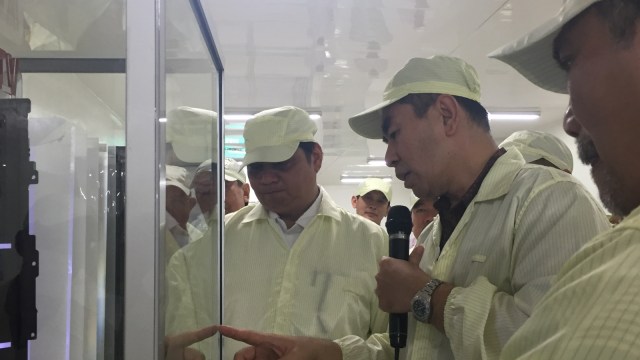 Kunjungan Airlangga Hartarto ke Pabrik Polytron. (Foto: Ema Fitriyani/kumparan)
