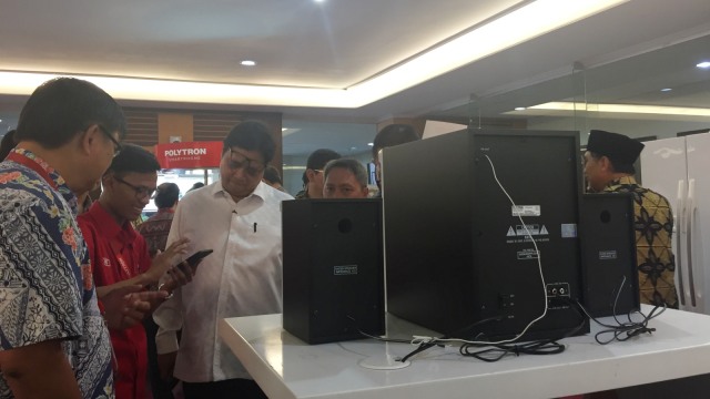 Kunjungan Airlangga Hartarto ke Pabrik Polytron. (Foto: Ema Fitriyani/kumparan)