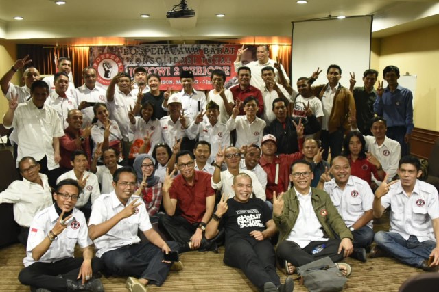 Hadiri Diskusi Pospera, Anton Charliyan Apresiasi Karya Sastra Dengan Baca Puisi Religi