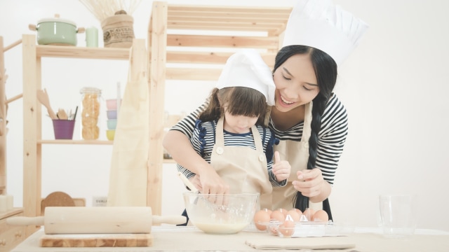 Membuat kue bersama anak.  (Foto: Thinkstock)