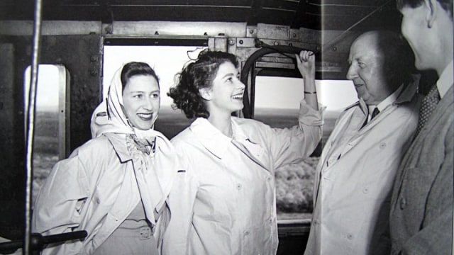 Ratu Elizabeth dan Princess Margaret di tahun 1947 (Foto: Wikimedia Commons)