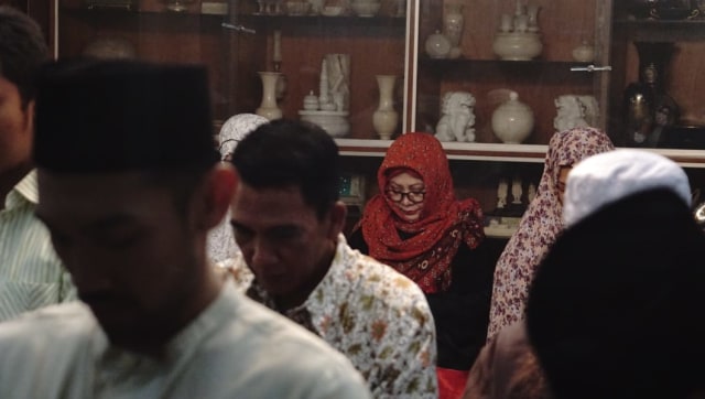 Mbak Tutut melakukan salat Isya (Foto: Fitra Andrianto/kumparan)