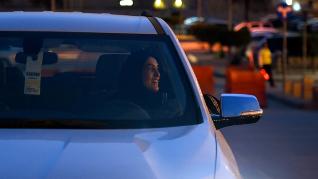 Perempuan Arab Saudi sedang mengemudi. (Foto: AFP/FAYEZ NURELDINE)