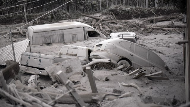 Kendaraan tertutup pasir panas gunung berapi (Foto: AFP PHOTO / Johan Ordonez)