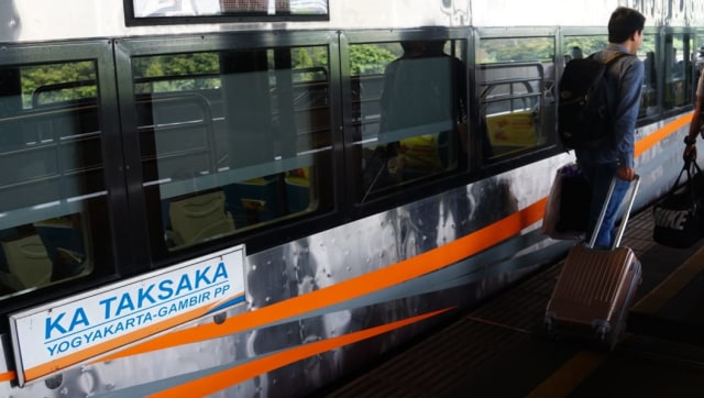 Pemudik hendak menaiki kereta di Stasiun Gambir. (Foto: Fitra Andrianto/kumparan)