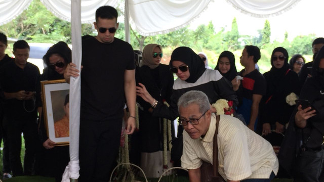 Suasana prosesi pemakaman ayah Olla Ramlan. (Foto: Sarah Yulianti Purnama/kumparan)