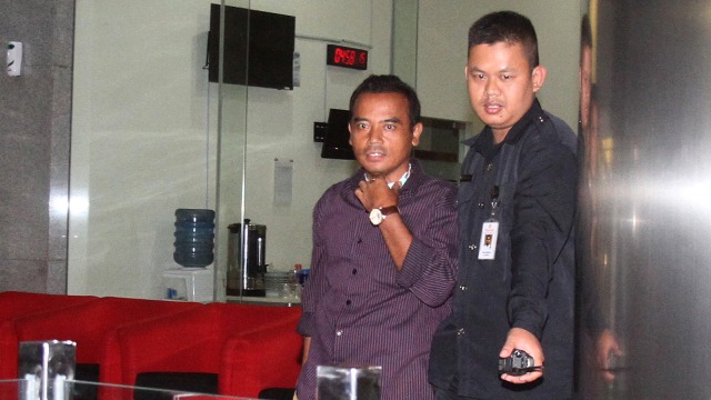 Bupati Purbalingga Tasdi dikawal petugas KPK. (Foto: ANTARA FOTO/ Reno Esnir)