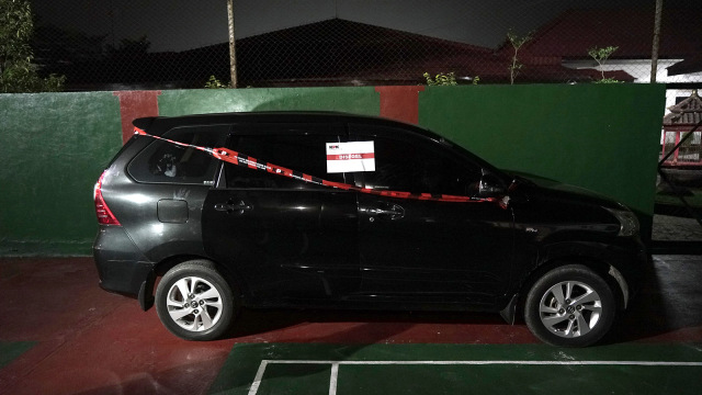 Mobil dinas Setda Hadi Iswanto disegel oleh KPK (Foto: ANTARA FOTO/Idhad Zakaria)