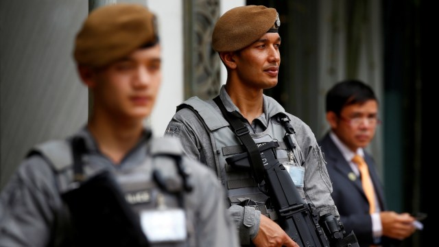 Gurkha pengaman Kim Jong-un dan Donald Trump. Foto: REUTERS/Edgar Su