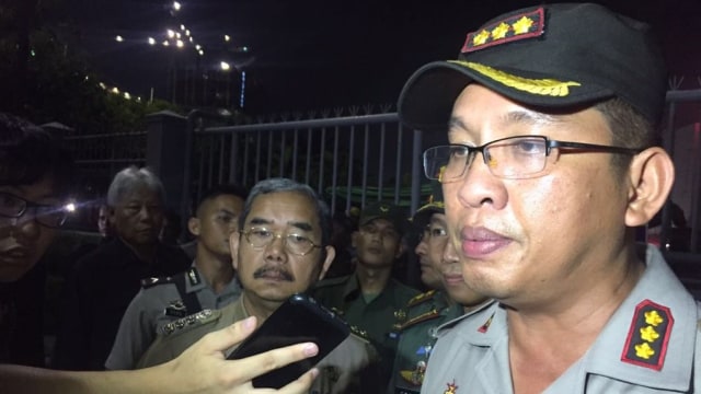 Kapolres jakpus di lokasi kebakaran. (Foto: Fachrul Irwinsyah/kumparan)