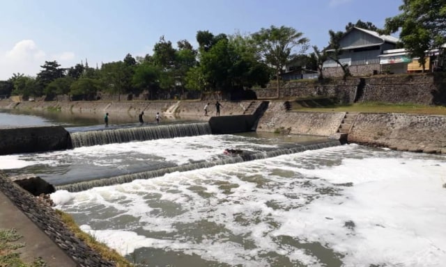 Sungai Berbuih Putih Jadi Ironi Hari Lingkungan di Denpasar