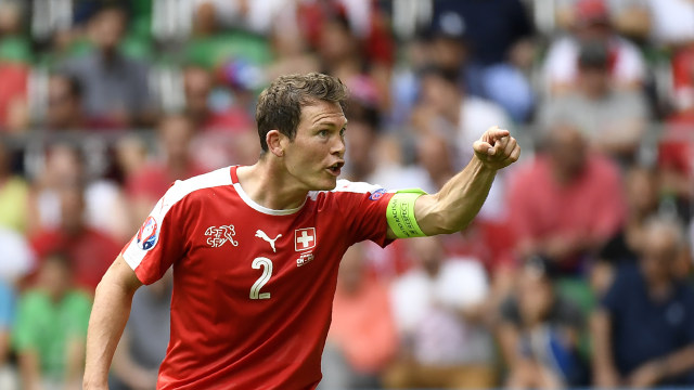 Lichtsteiner saat berseragam Timnas Swiss. (Foto: PHILIPPE DESMAZES / AFP)
