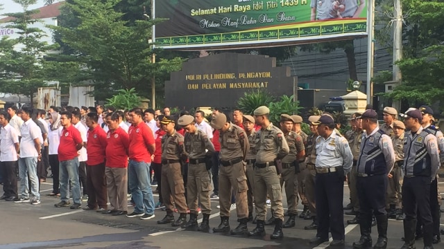 Petugas melakukan Apel Pasukan Ops Ketupat 2018. (Foto: Raga Imam/kumparan)
