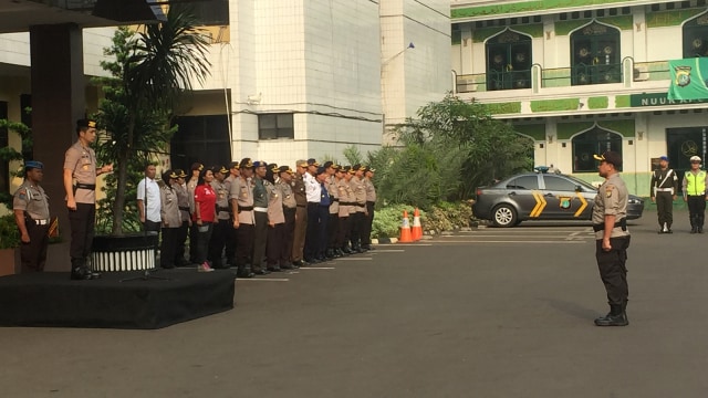 Petugas melakukan Apel Pasukan Ops Ketupat 2018. (Foto: Raga Imam/kumparan)