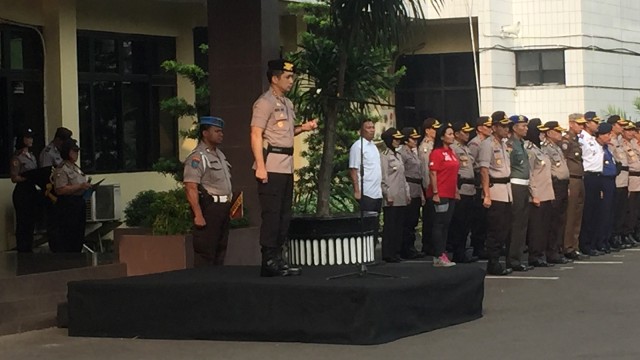 Petugas melakukan Apel Pasukan Ops Ketupat 2018. (Foto: Raga Imam/kumparan)