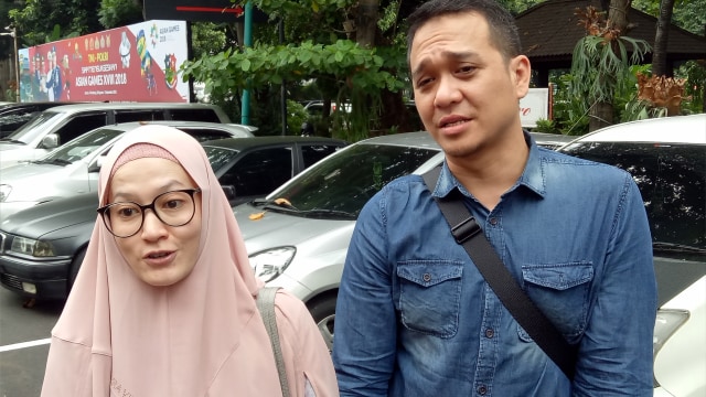 Lyra Virna dan Fadlan di Polda Metro Jaya (Foto: Aria Pradana/kumparan)