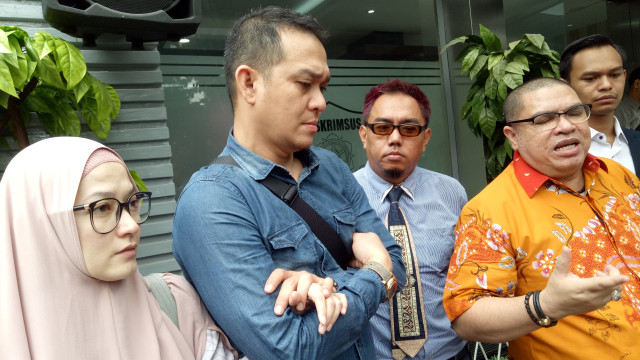 Lyra Virna dan Fadlan di Polda Metro Jaya (Foto: Aria Pradana/kumparan)