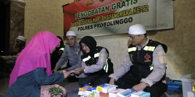 Warga I'tikaf di Masjid, Diberi Pengobatan oleh Polres Probolinggo