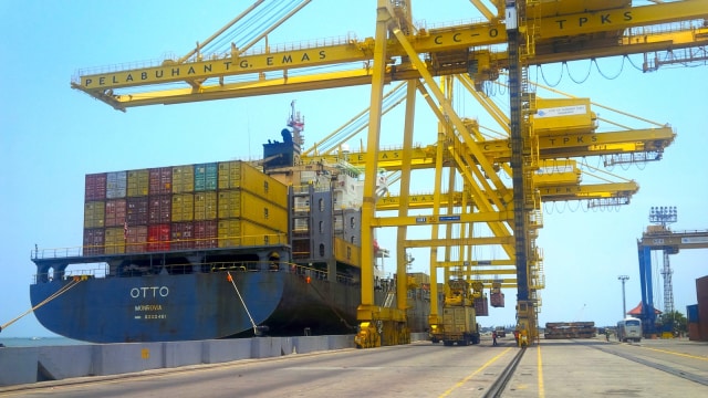 Kapal Petikemas di TPKS (Foto: Pelindo)