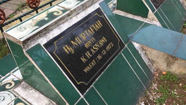 Makam Hj. Murtafiah sepupu Imam Masjidil Haram (Foto: Yuana Fatwalloh/kumparan)