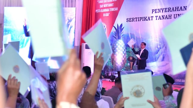 Pembagian Sertifikat Tanah dan Wakaf untuk Rakyat (Foto: Dok, Biro Pers Setpres)