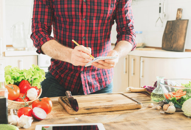 Menyiapkan menu mingguan (Foto: Thinkstock)