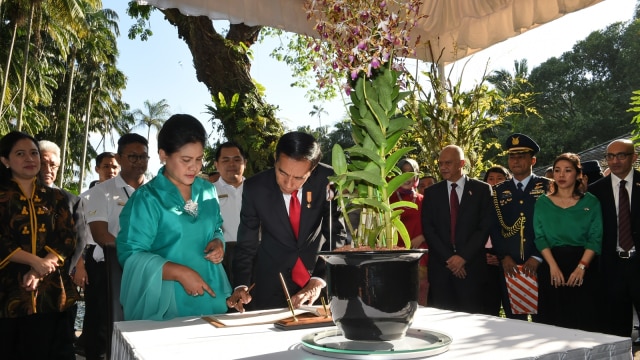 Anggrek Jokowi dan Iriana Jokowi (Foto: Roslan Ramhan/AFP)