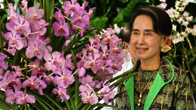Anggrek untuk Aung San Suu Kyi (Foto: Roslan Ramhan/AFP)