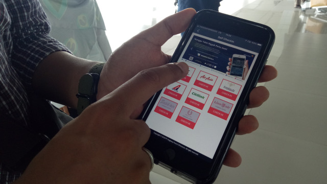 Tes aplikasi Indonesia Airport (Foto: Ochi Amanaturrosyidah/kumparan)