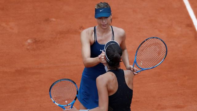 Muguruza menyalami Sharapova usai laga. (Foto: Reuters/Gonzalo Fuentes)