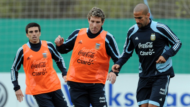 Martin Palermo (tengah) dan Juan Veron (kanan). (Foto: AFP/Daniel Garcia)