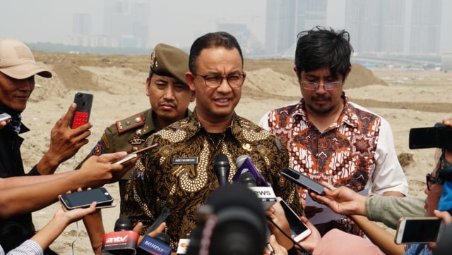 Anies Baswedan di proyek reklamasi pulau D (Foto: Fitra Andrianto/kumparan)