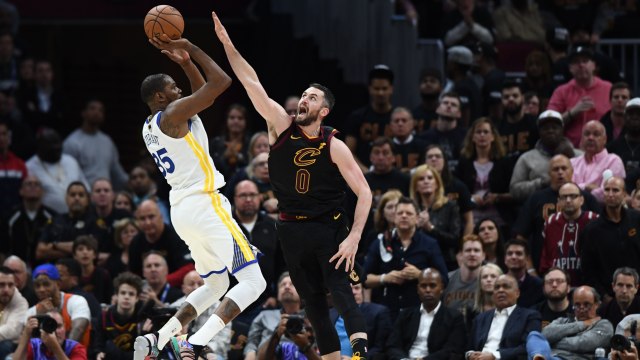 Kevin Durant dijaga oleh Kevin Love. (Foto: Ken Blaze/USA Today via Reuters)