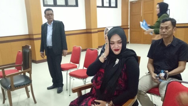 Lina, istri Sule, di Pengadilan Agama Cimahi (Foto: Regina Kunthy Rosary/kumparan)