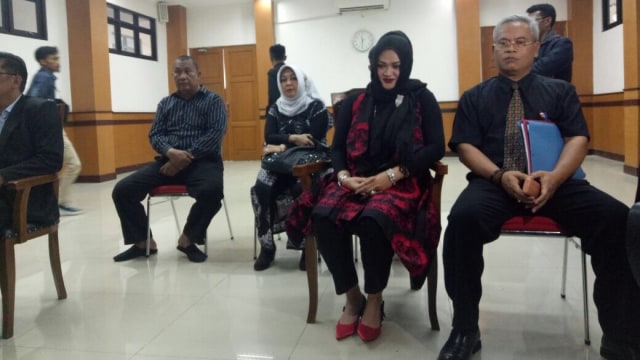 Lina, istri Sule, di Pengadilan Agama Cimahi (Foto: Regina Kunthy Rosary/kumparan)