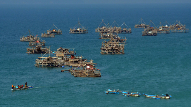 Sejumlah nelayan menuju bagan apung. Foto: ANTARA FOTO/Adeng Bustomi