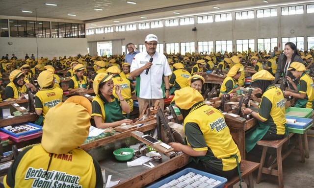 Di Malang, Gus Ipul Disambut Meriah Ribuan Buruh Rokok Grendel