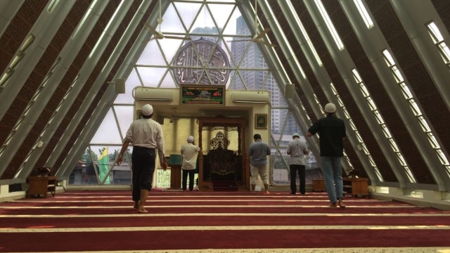 Suasana Sholat Ashar di Masjid Segitiga (Foto: Rafyq Panjaitan/kumparan)