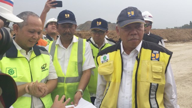 Menteri PUPR di Jalan Tol Bocimi (Foto: Soejono Eben Saragih/kumparan)