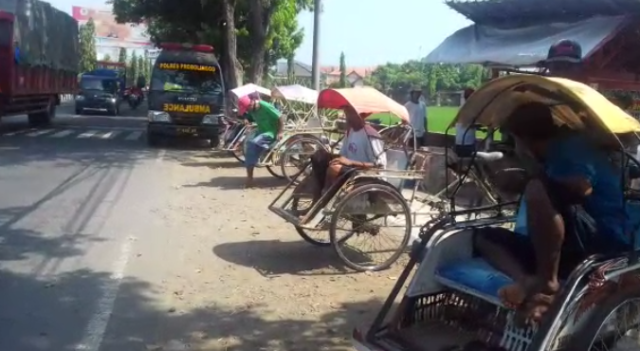 Mengais Rejeki Bulan Ramadhan, Abang Becak Diberi Pengobatan Gratis Oleh Dokpol