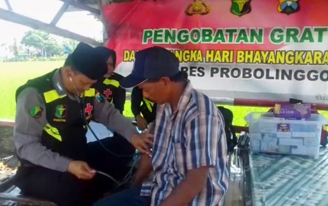 Mengais Rejeki Bulan Ramadhan, Abang Becak Diberi Pengobatan Gratis Oleh Dokpol (1)