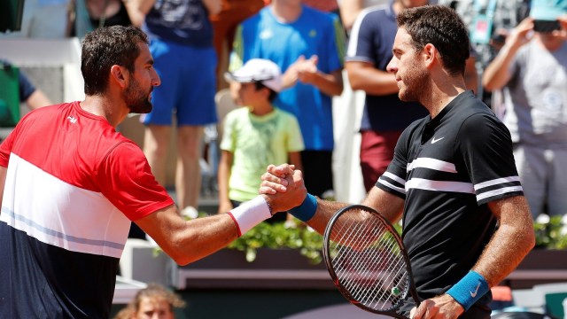 Cilic menyalami Del Potro. (Foto: Reuters/Pascal Rossignol)