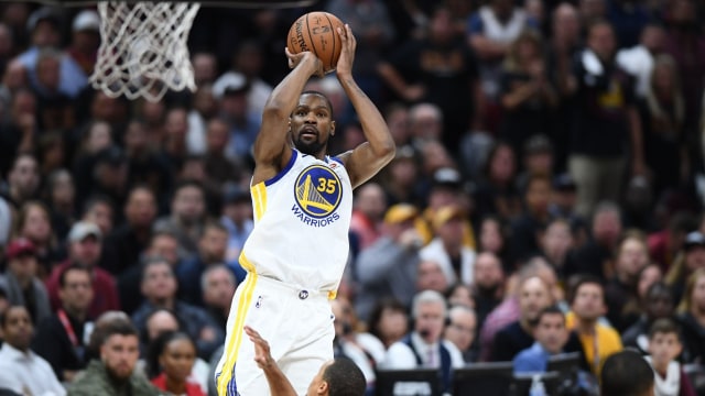 Aksi Kevin Durant di final NBA. Foto: Reuters/Ken Blaze