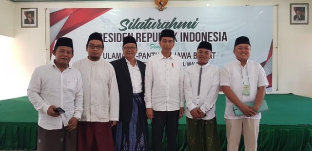 Dukung Jokowi, Forum Relawan Jokowi Minta Jokowi Perkuat Peran Pesantren (2)
