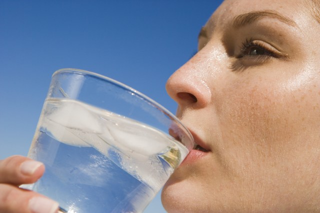Ilustrasi minum air dingin (Foto: Thinkstock)